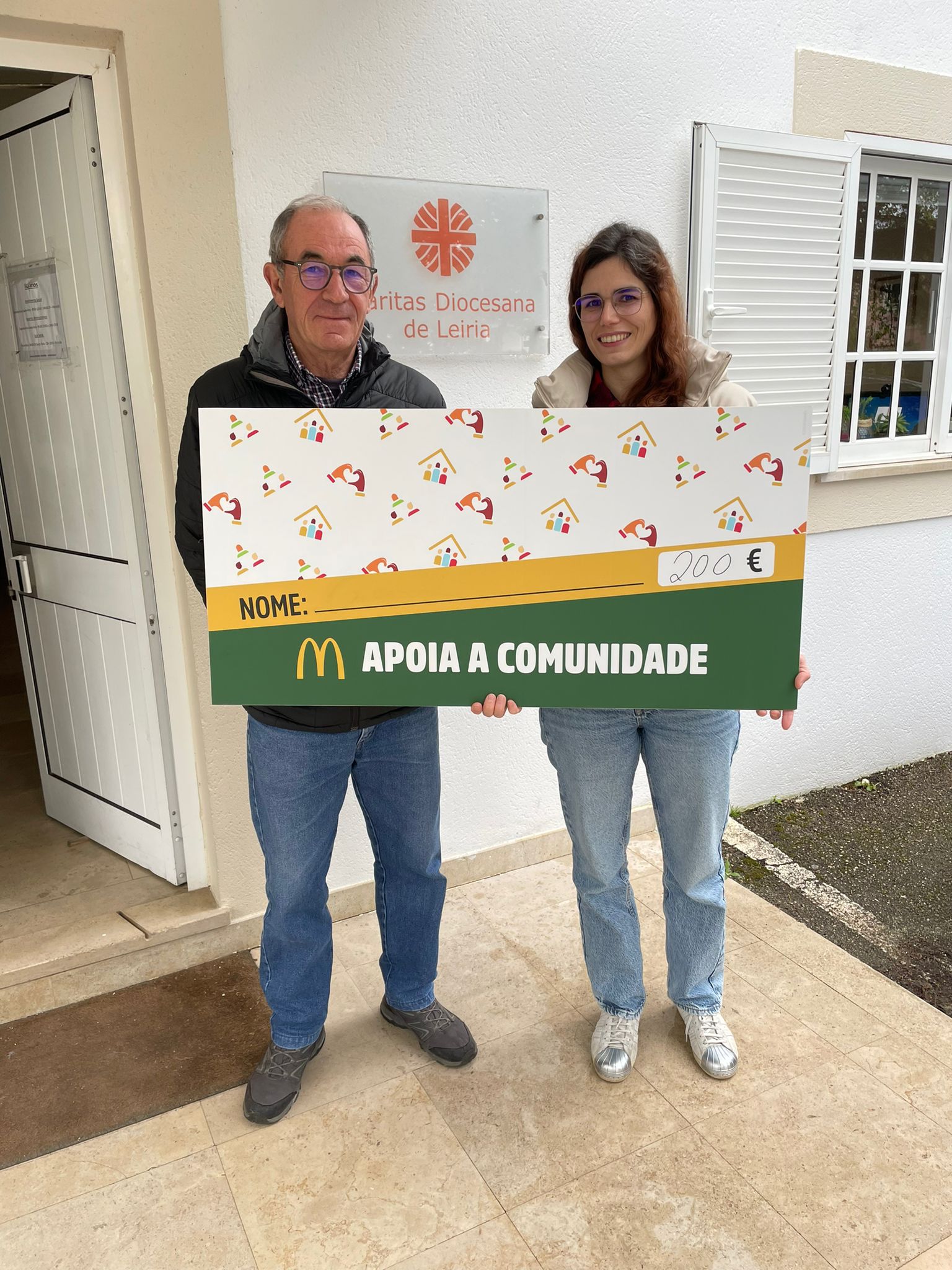 Mcdonalds Celebra A Abertura Do Restaurante Em Portugal Com Entrega De Um Donativo